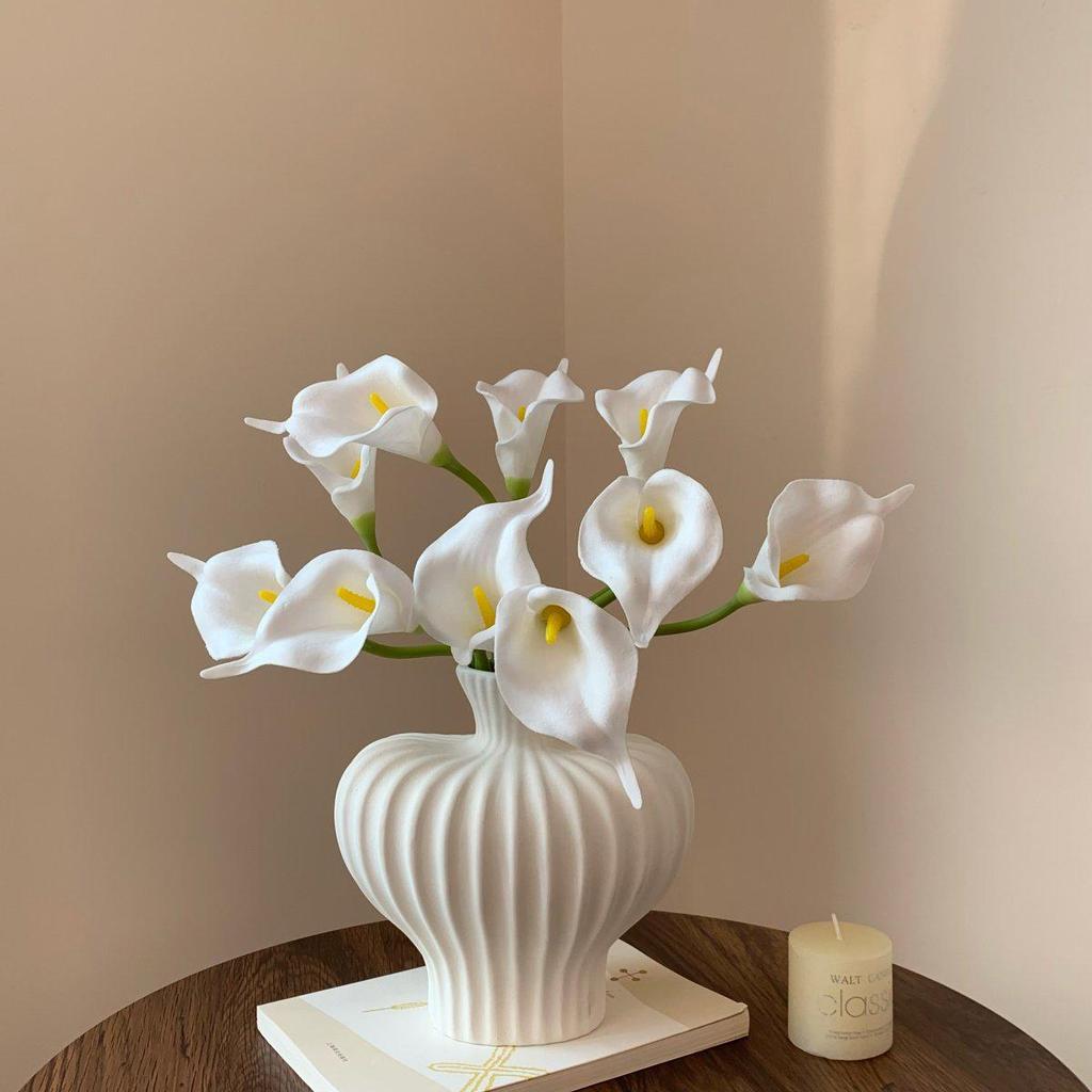 Elegant Calla Lily Faux Flower with Black Glass Vase for Living Room Decor