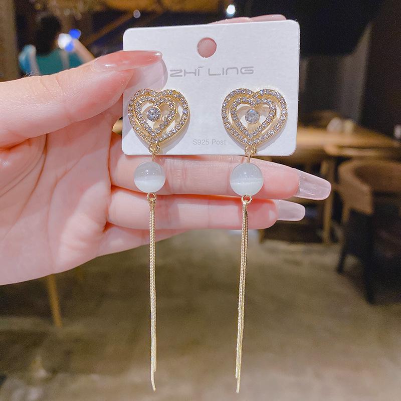 Light Luxury Temperament Design Sense Love Earrings Women's New Stud Earrings Retro High-end Sense Versatile Trendy Earrings