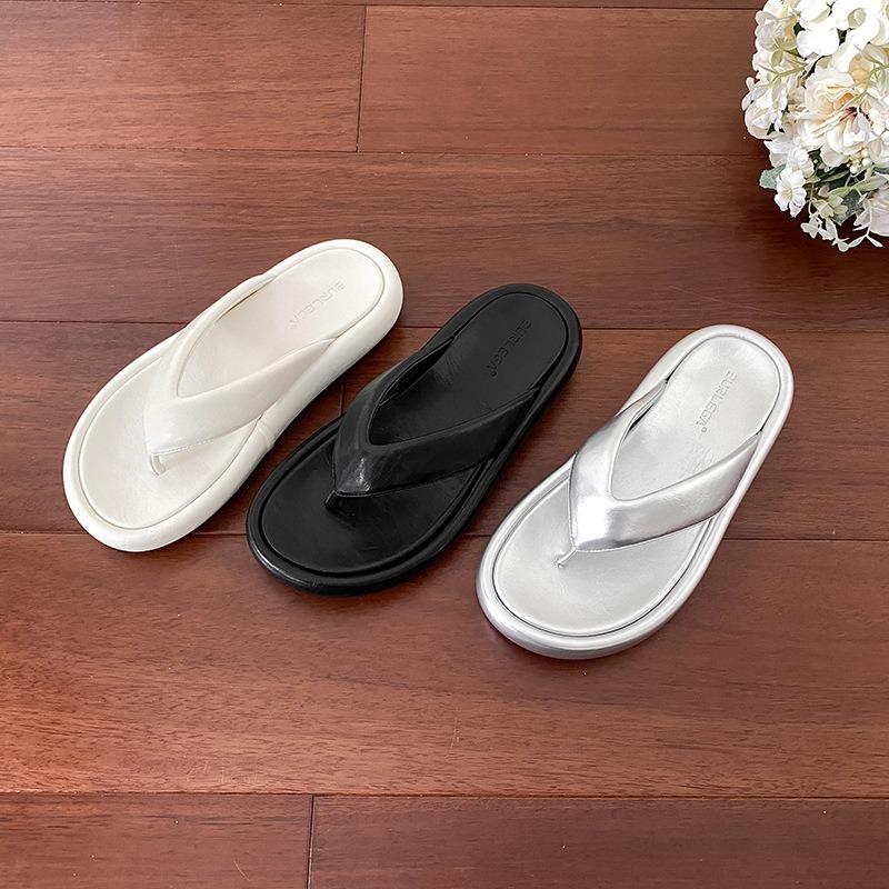 Thick-soled Flip-flops Shoes Women's New Summer Wear Versatile Beach Cool Slippers
