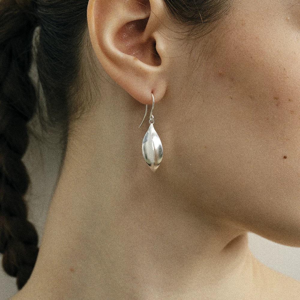 SR Family Winter Fruit Stud Earrings: Luxurious Simple Design with Brushed Wood Texture