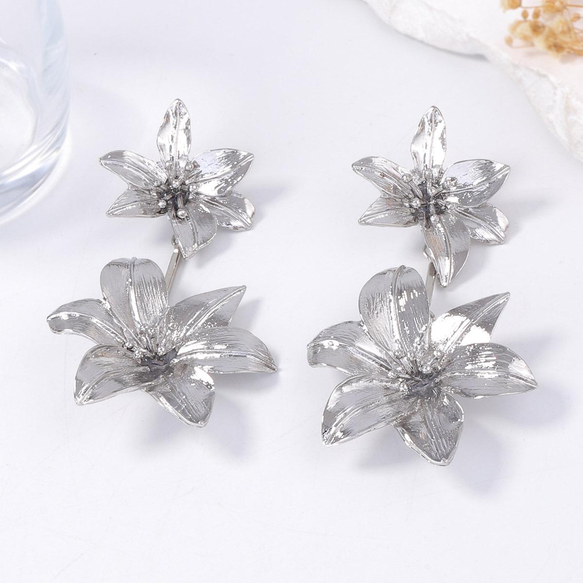 

Exaggerated retro, simple and cold style alloy flower hanging earrings, elegant for women s banquets