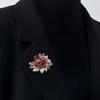 Hochwertige Exquisite Damen-Brosche mit einem Strauß aus roten und lila Blumen, Leichter Luxus und Eleganz