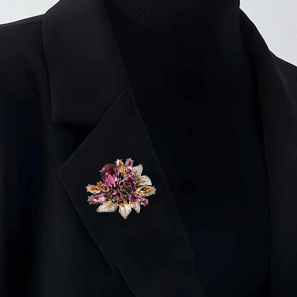 Hochwertige Exquisite Damen-Brosche mit einem Strauß aus roten und lila Blumen, Leichter Luxus und Eleganz