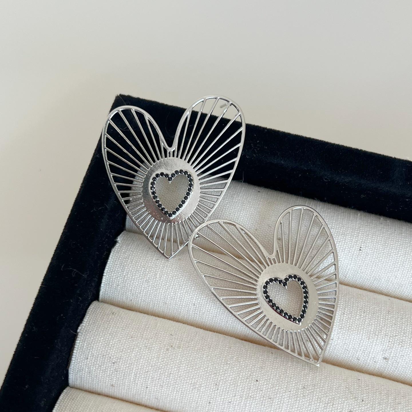 

2025 Elegant Women’s Zircon Heart Stud Earrings - Simple, Fresh, and Fashionable срібний