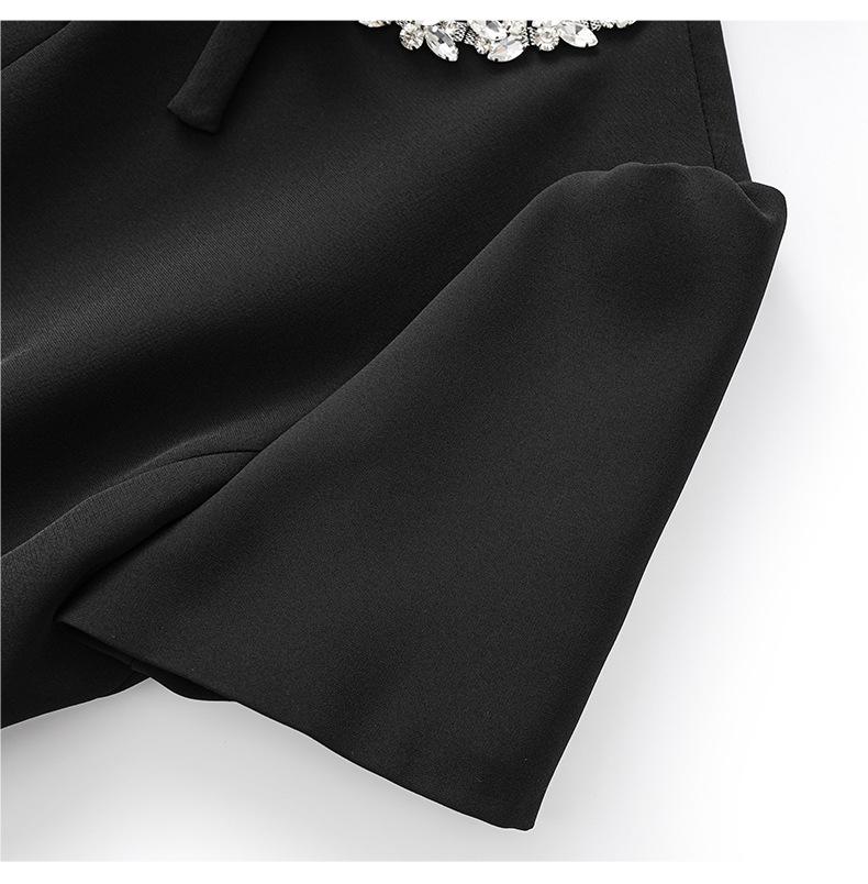 Dámské slim šaty s krátkým rukávem a designem límce s diamanty