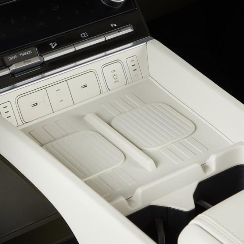 

для Hyundai Santa Fe 2025 Беспроводная зарядная панель Автомобильные аксессуары для салона автомобиля Нескользящий коврик для зарядного устройства Силиконовая защитная накладка белый