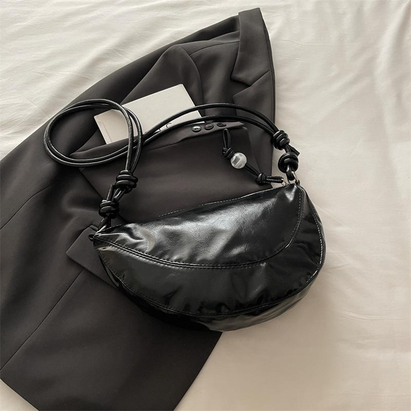 

Niche fashionable high-end soft leather triangle bag women s new casual versatile dumpling bag shoulder messenger bag