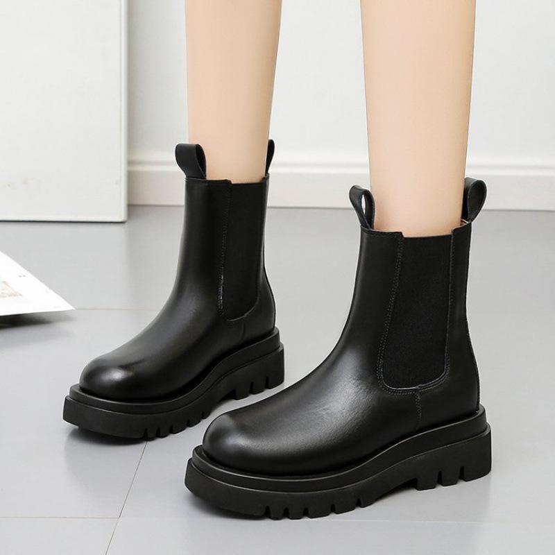 Autumn and winter leather boots round head thick sole medium tube Chelsea boots street shot