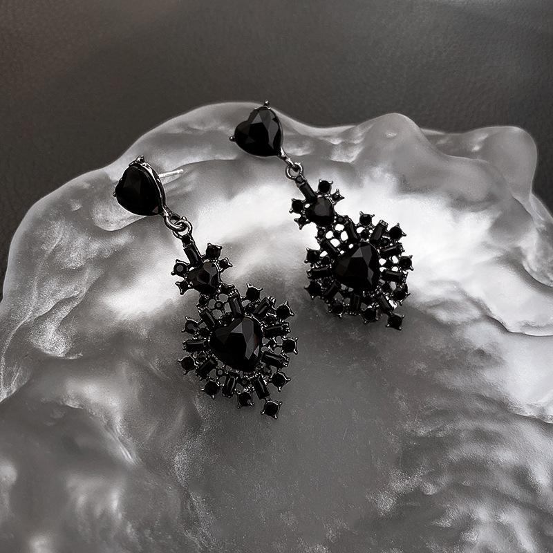 Kolczyki serca z cyrkoniami dla kobiet Modne czarne wiszące kolczyki Eleganckie i w stylu vintage Prezent na imprezę