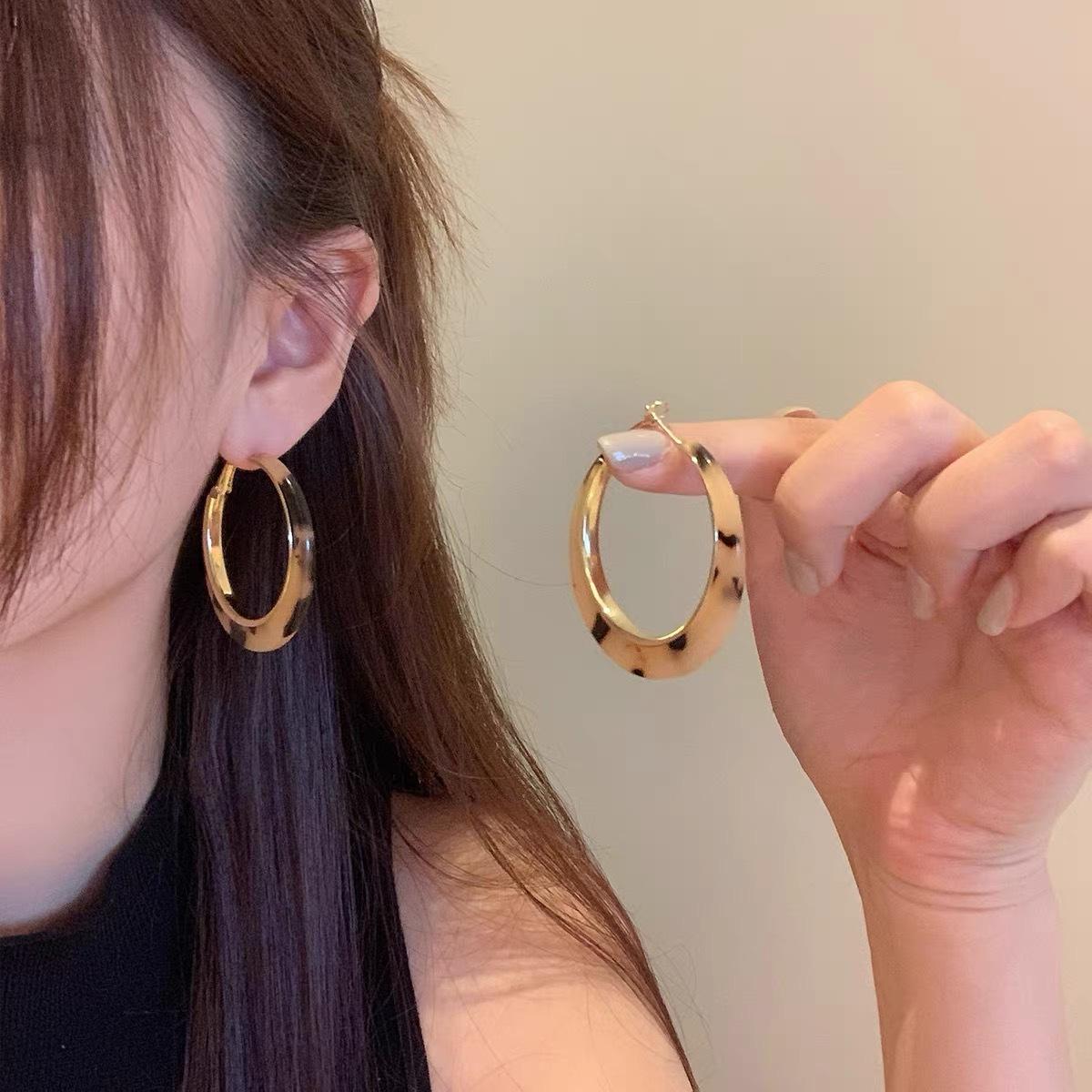 Maillard caramel leopard print earrings are simple and exaggerated, earrings suitable for big faces, retro Hong Kong style design earrings