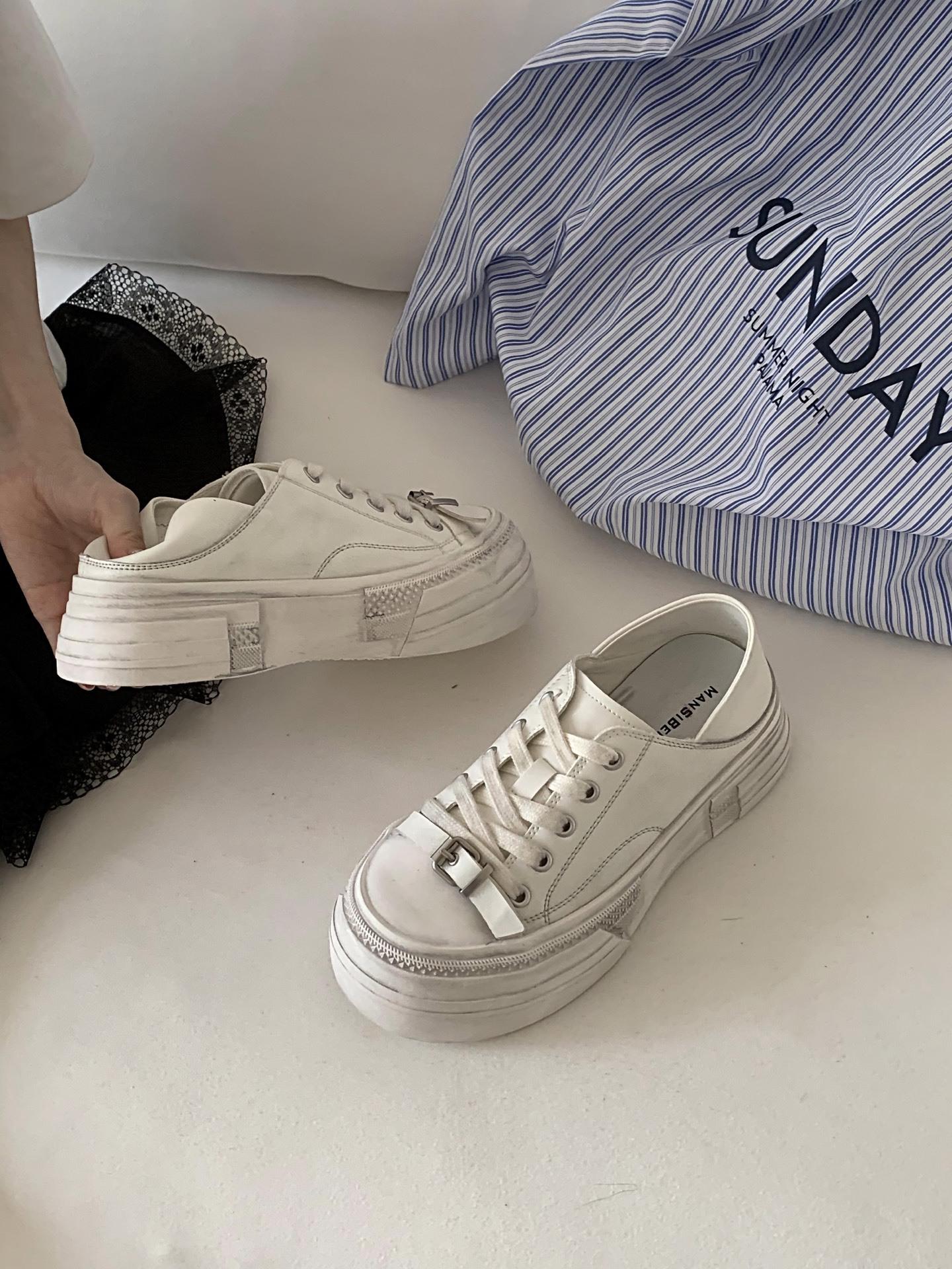 

Два носят повседневные кожаные маленькие белые туфли 2025 новые металлические пряжки полировка старые одинарные туфли женские на толстой подошве увеличивающие рост туфли на платформе 40