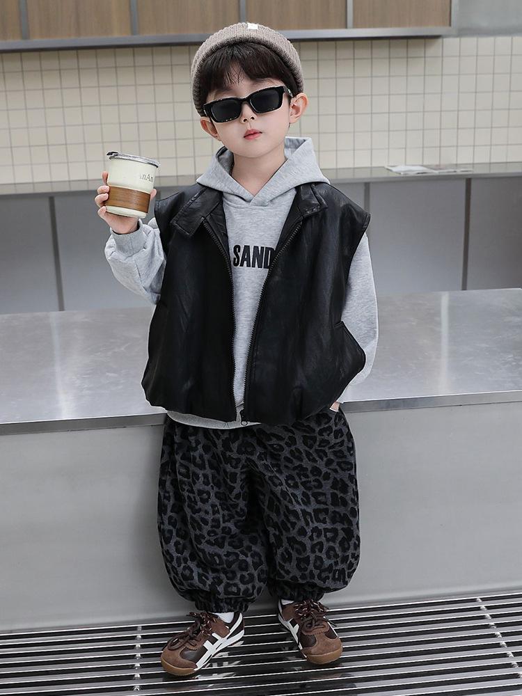 Chłopięcy jesienny trzyczęściowy zestaw streetwearowy w stylu koreańskim: bluza z kapturem i skórzana kamizelka