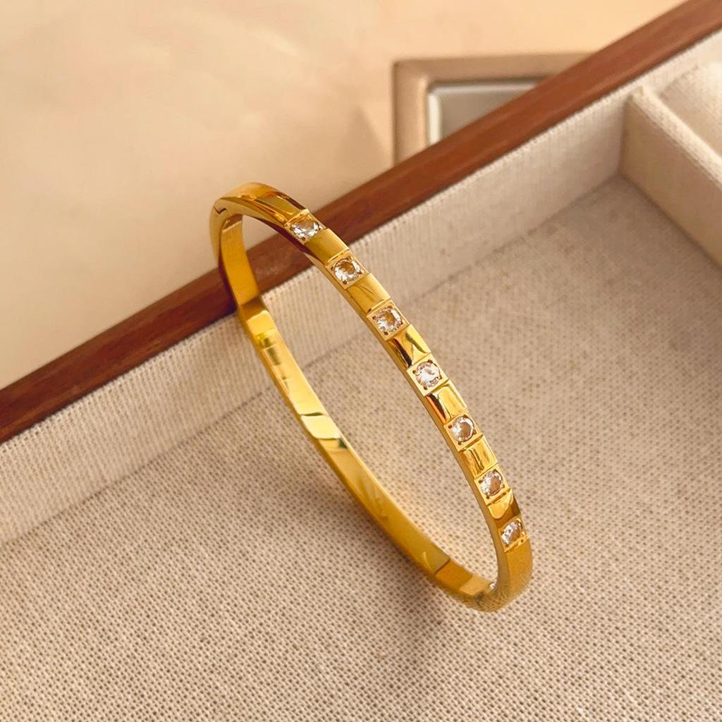 Luxusní dámský náramek z titanové oceli se zirkony a akcenty z bílé perleti