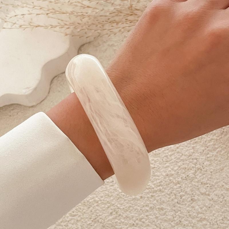 Trendy Adjustable Resin Bangle In Multiple Color Portable And Sturdy For Daily Wear