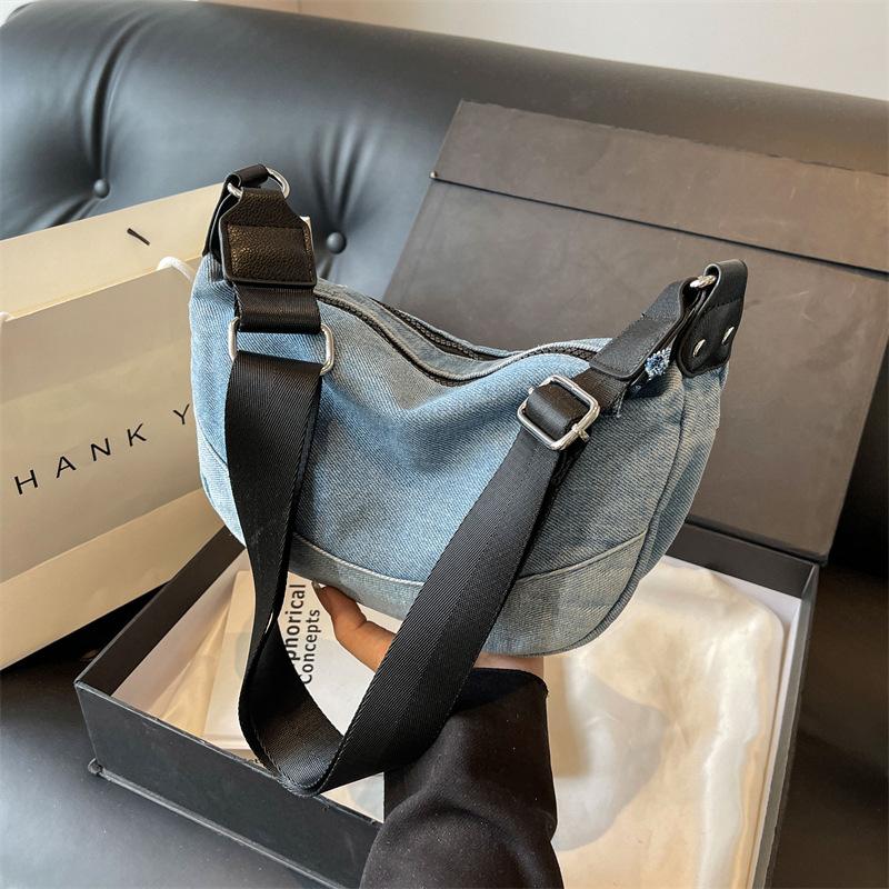 

Casual denim bag women s 2024 new popular shoulder bag large capacity broadband messenger bag dumpling commuter bag світло-синій колір