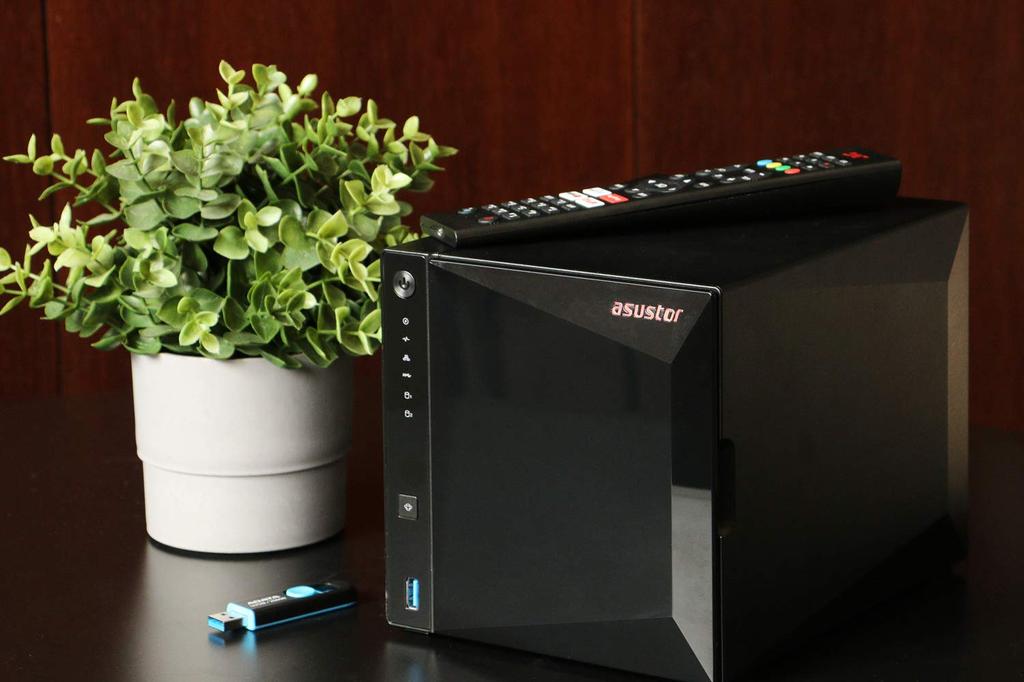 ASUSTOR ASUS Tütarettevõte NAS Komplekt 4 Sahtiga AS3304T Drivestor 4 Pro Varustatud Neljatuumalise Protsessoriga Kiire Pordiga DDR4 2GB Mälu Tootja 3-aastane Garantii