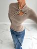 T-shirt Asymétrique à Manches Longues pour Femme avec Décoration Boucle Métallique Creuse pour l'Automne et l'Hiver