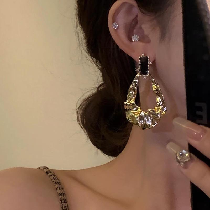 Retro~ Premium pleated metal earrings cold wind fashionable gentle niche exquisite stud earrings