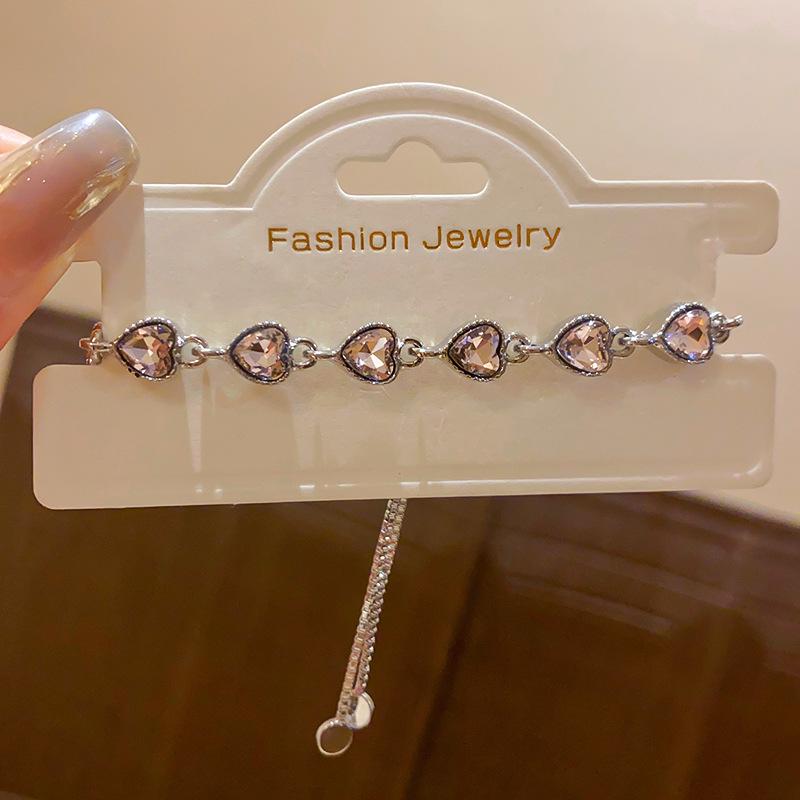 Korean-Style Cubic Zirconia Heart Bracelet: Elegant, Luxurious, and Fashionable Jewelry for Women.