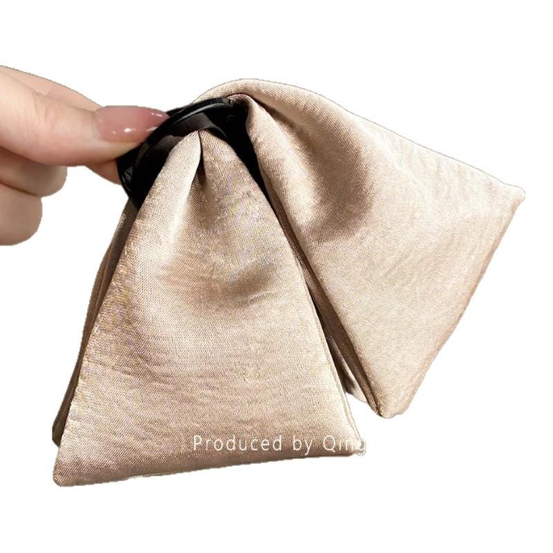 French Hepburn Style High-end Satin Triangular Claw Clip, Retro Style, Simple and Versatile Updo Shark Clip