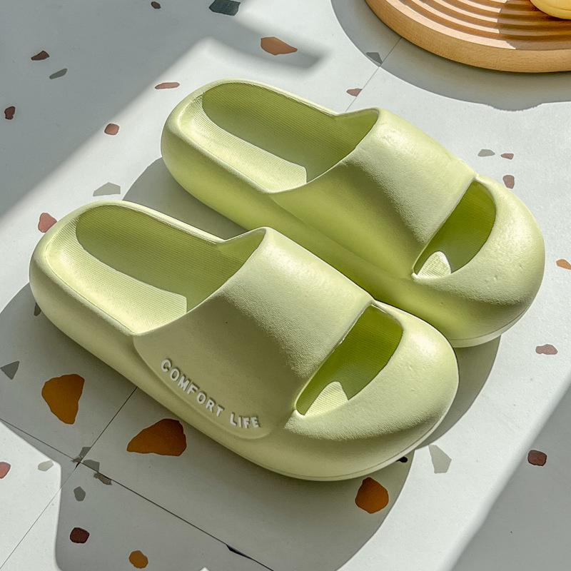 Chinelos femininos de EVA com sola macia 2024 verão nova moda sola grossa banheiro antiderrapante resistente ao desgaste casal sapatos de praia