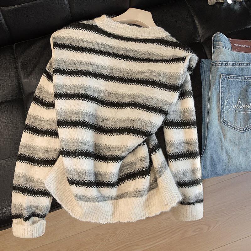 Dámský pruhovaný svetr s kulatým výstřihem a barevnými bloky