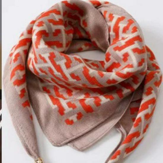 

New High-End Triangular Fashion Magnetic Buckle Scarf for Women - ¥5 Off for Newcomers!