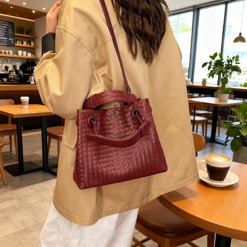 European and American Retro Bags Women's Niche Woven Handbags, High-end Shoulder Bucket Bags, Large-capacity Messenger Bags