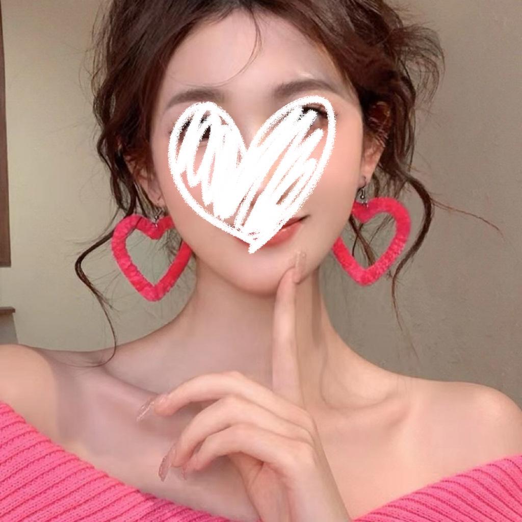 

ins cute white Barbie pink stud earrings exaggerated face thin big love plush rose red bouncy earrings earclips