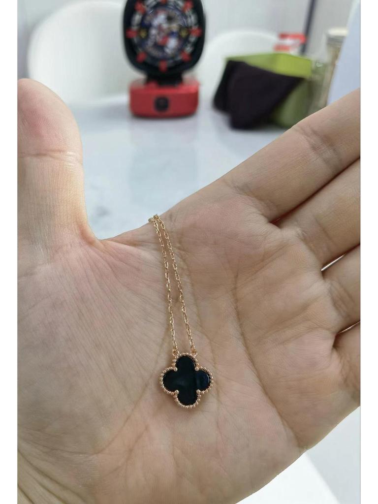 Halskette mit vierblättrigem Kleeblatt, 18 Karat vergoldet, mit Anhänger aus rosenrotem Chalcedon, Achat und weißem Muschelkern für Damen