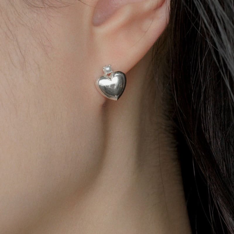 POSTLUDE [SILVER] HEART MINI PEARL EARRINGS