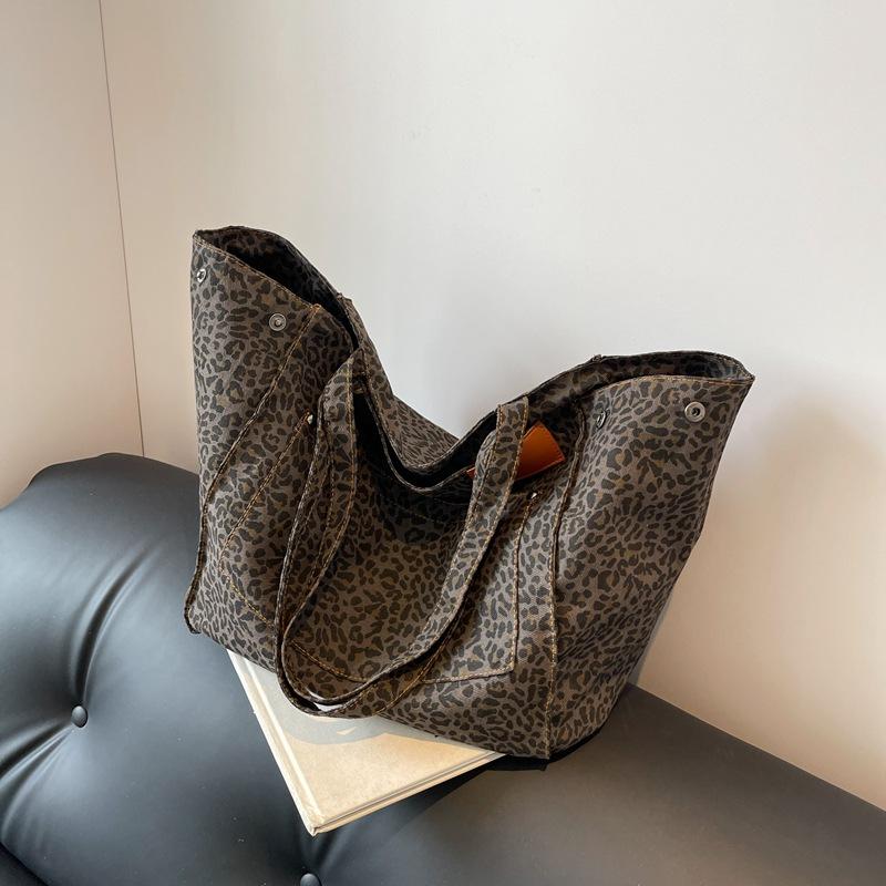 

Leopard print canvas tote bag women s large-capacity bag spring and summer new portable commuter shoulder чорний