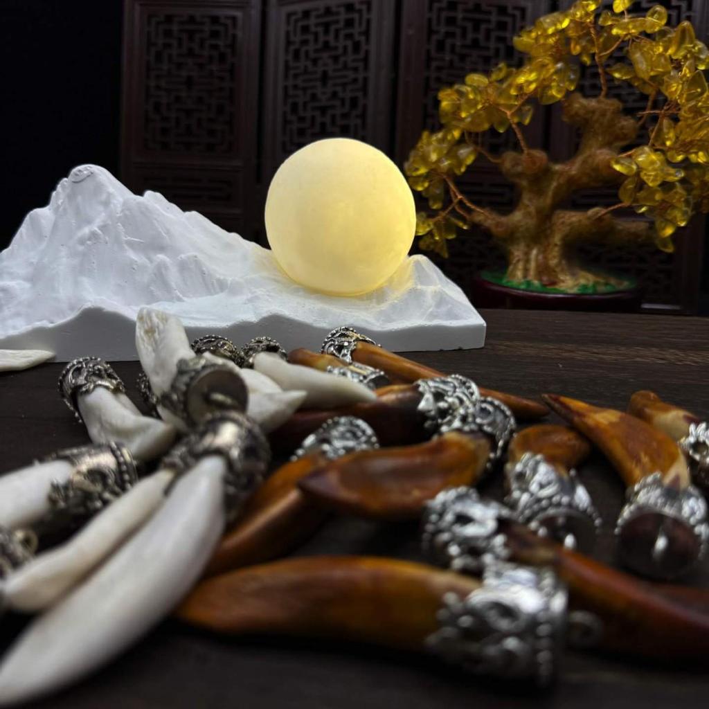 Tibetanischer Silber Wolfshund Zähne Anhänger: Unisex DIY-Accessoire im antiken Stil