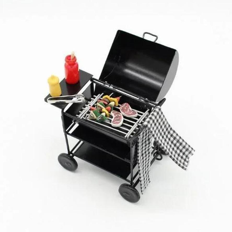 1 sett med mini søte BBQ-matgrill miniatyrpynt for 1/12 skala dukkehus-dingser Kjøkkenmatmøbler BBQ-butikkdekorasjon