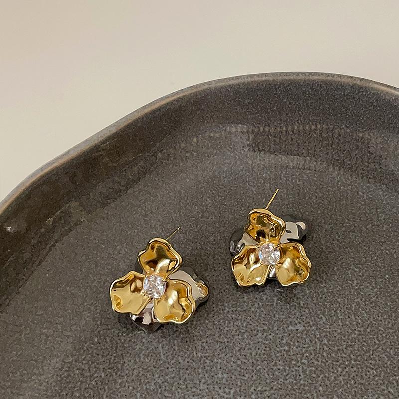A Pair Of Gold And Silver Contrasting Flower Stud Earrings For Women, Metal Cold Wind Heavy Industry Exquisite Fashion Versatile Earrings