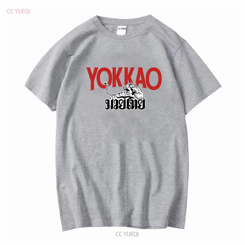 Maglietta con Logo Yokkao Muay Thai Made In USA Taglia dalla S alla 5XL Maniche Lunghe o Corte Lavaggio Vintage Elastica Elegante Moda Uomo