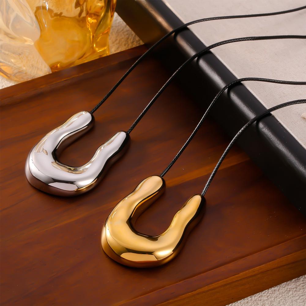 Women's Black Horseshoe Leather Cord Pendant Necklace - Titanium Steel, Fashionable & Versatile