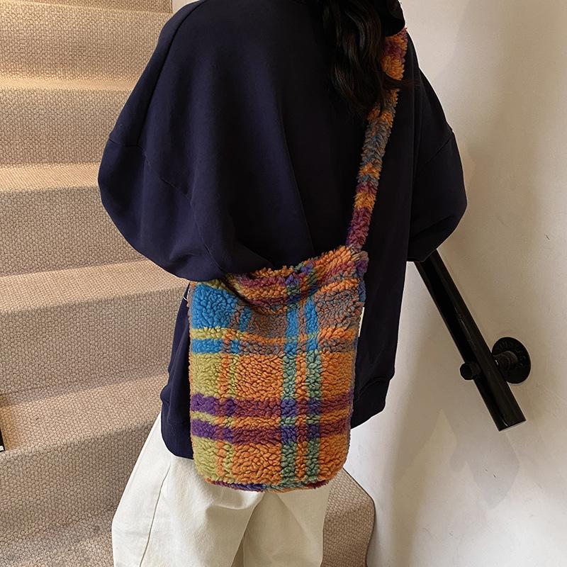 

2025 new niche designer new plush lamb wool retro leopard print flower cartoon messenger bag bucket bag 29*19*29