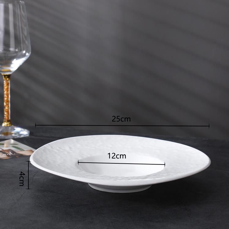 Ceramiczne talerzyki z motywem słomkowego kapelusza, malowane pod szkliwo: Talerze deserowe, do zup i makaronów o fakturze młotkowanej do użytku hotelowego