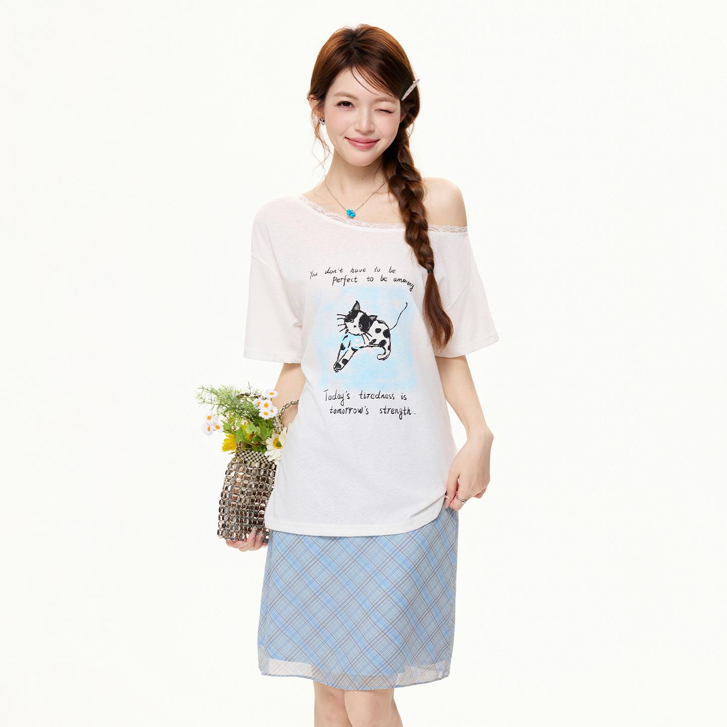 

White cat letter print diagonal collar off-the-shoulder T-shirt women s summer relaxation loose and thin short-sleeved top S белый