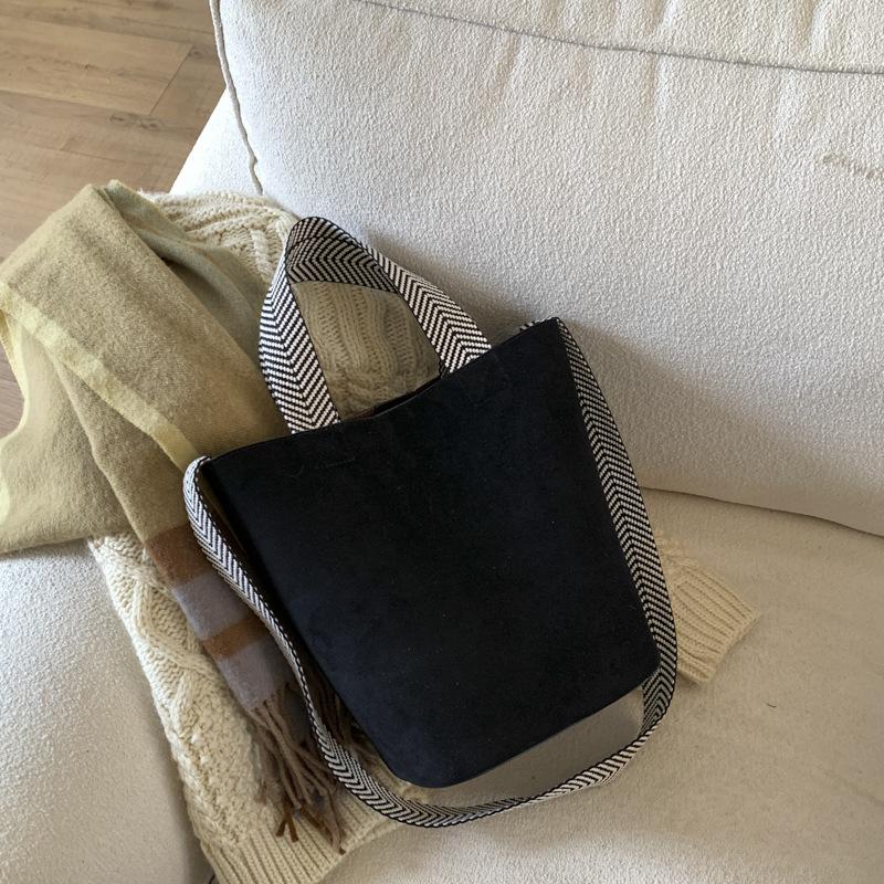 

2025 new Korean commuter shoulder bag women s large-capacity small square bag casual niche messenger bag underarm bucket bag чёрный