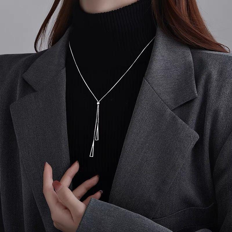 Sweater chain Long necklace Design sense Niche women's pendant accessories Versatile 2026 New trendy collarbone chain