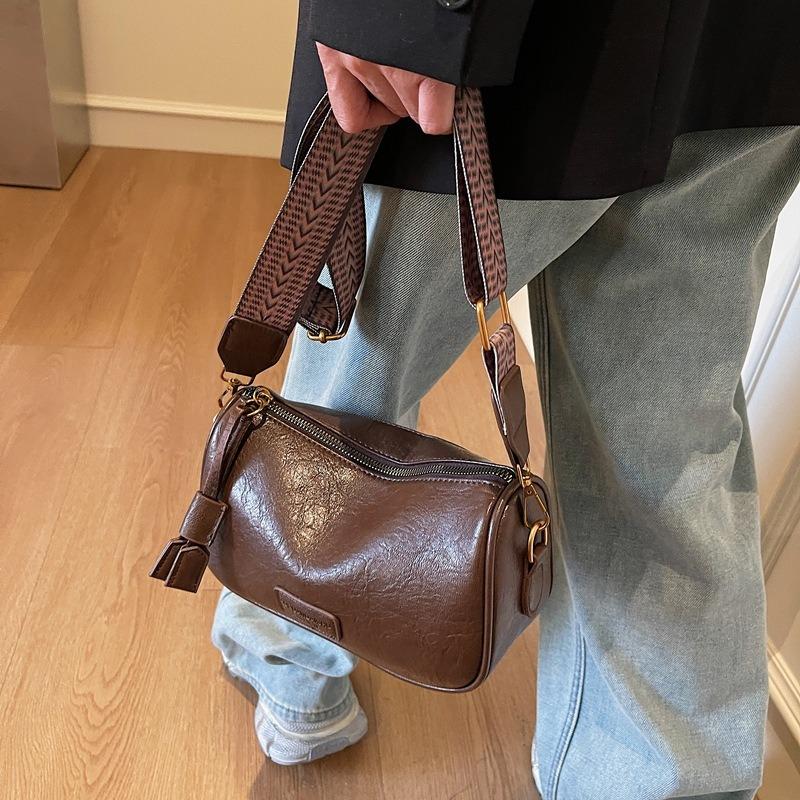 Oft Leather Texture Women's Bag New Simple Temperament Versatile Bag Oston Pillow Bag Shoulder Messenger Bag