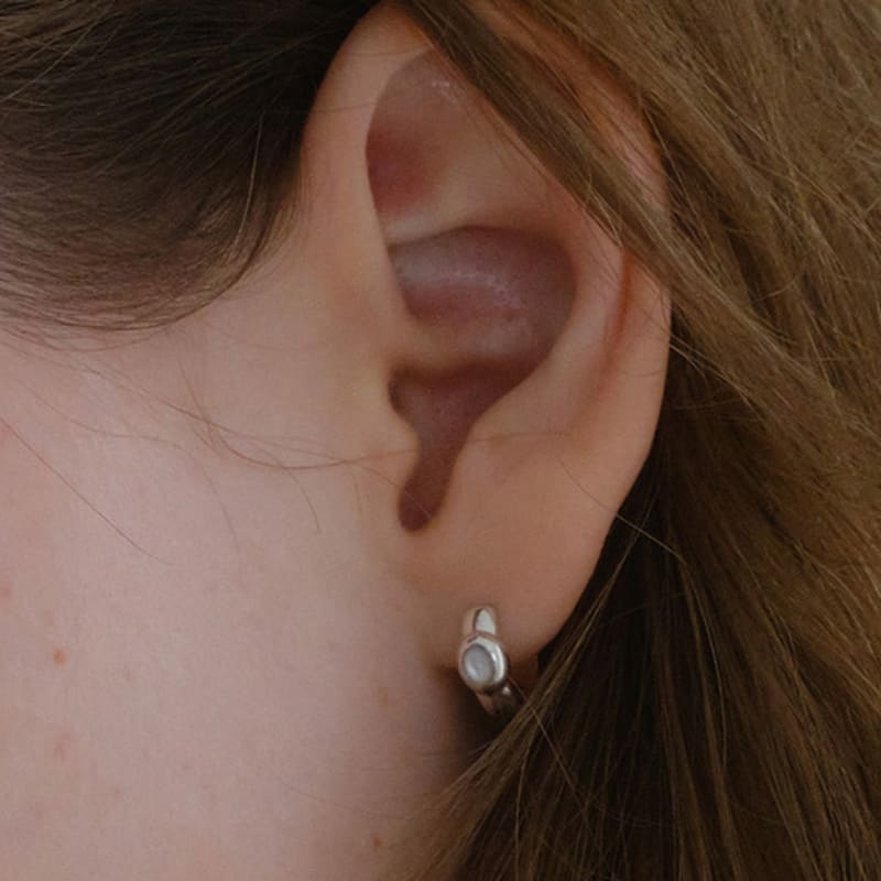 

reve Petit stone earrings -White FREE