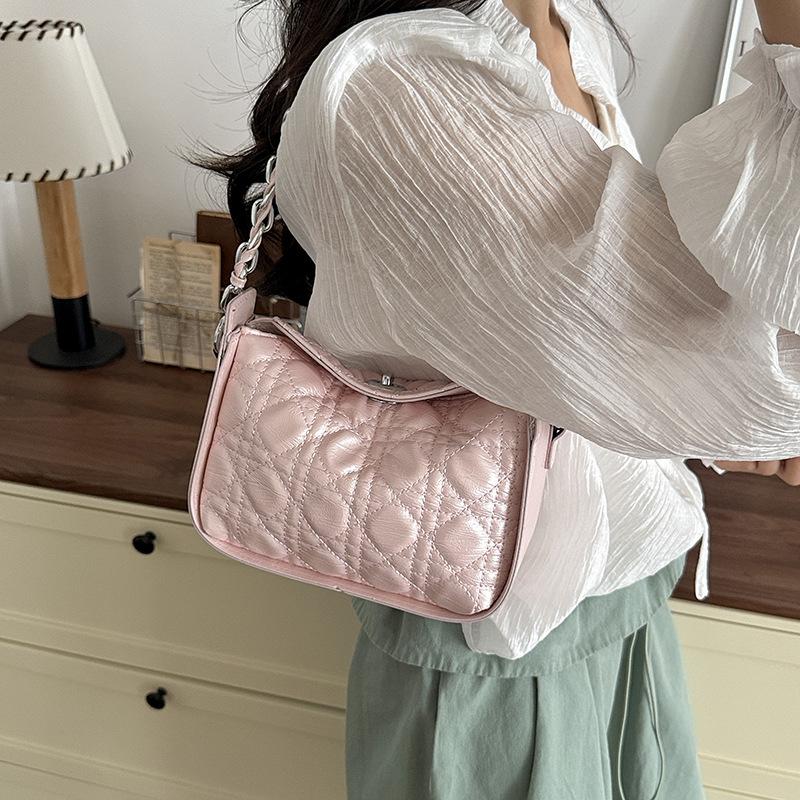 Diamond-shaped Chain Shoulder Bag, Fashionable Cross-body Bag, Lightweight Luxury Small-sized Handbag