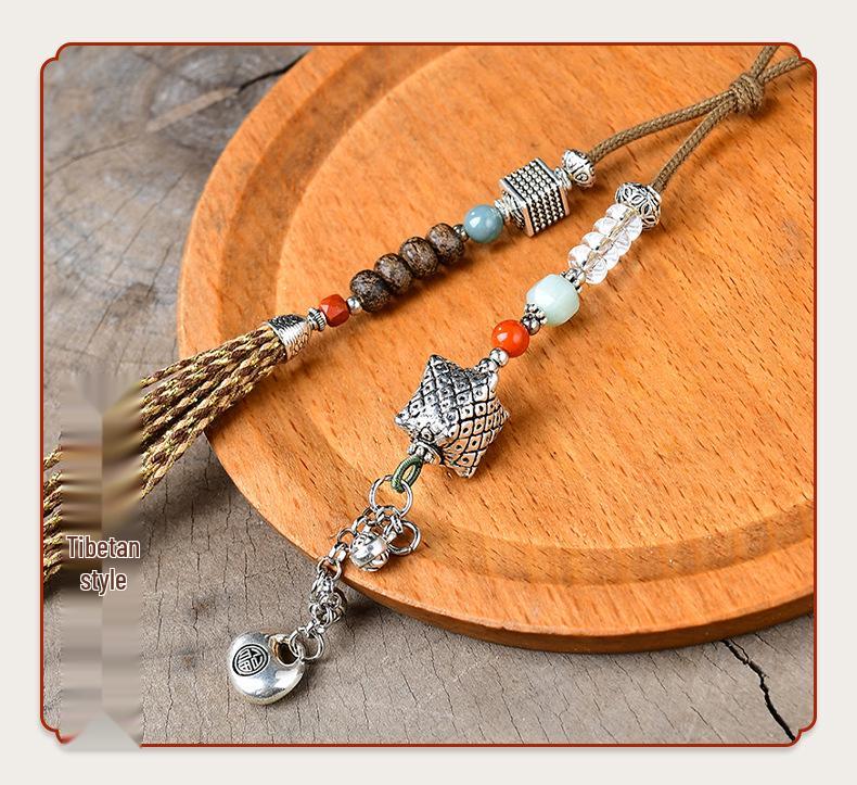 Joias de Prata Feitas à Mão em Estilo Tibetano: Pingentes, Bolsas, Chaveiros, Anéis e Fivelas em Estilo Literário.