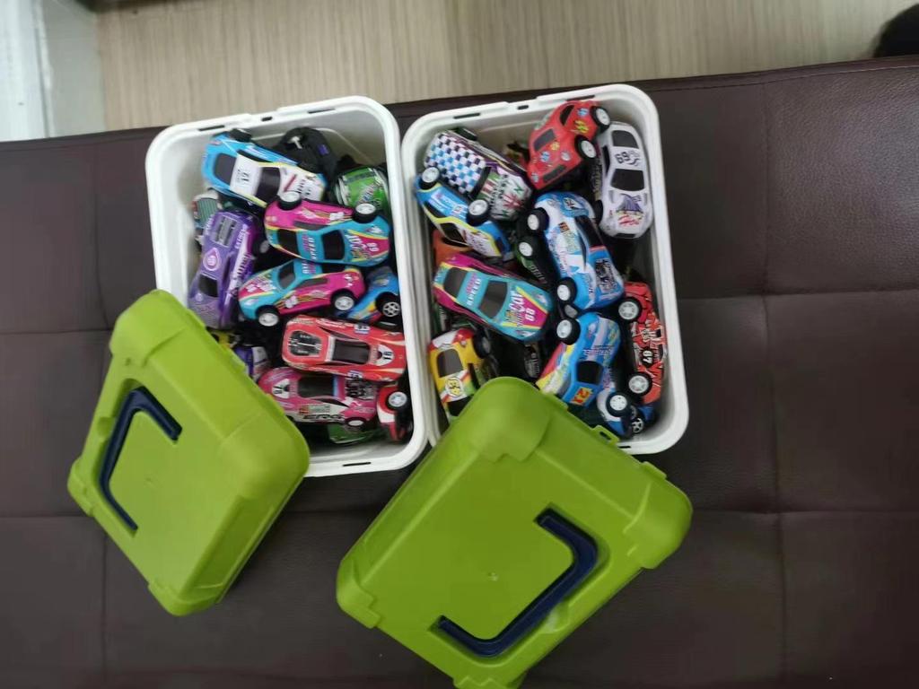 Alloy Pull-Back Ejection Car: Metal Tinplate Bouncing Racing Car with Color Box Packaging