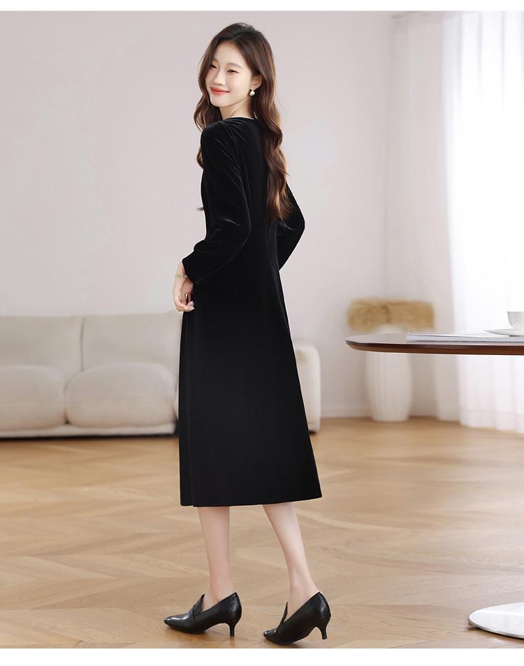 Elegantní dlouhé sametové černé šaty ve stylu Hepburn, přiléhavé a stahující v pase, ideální na podzim.