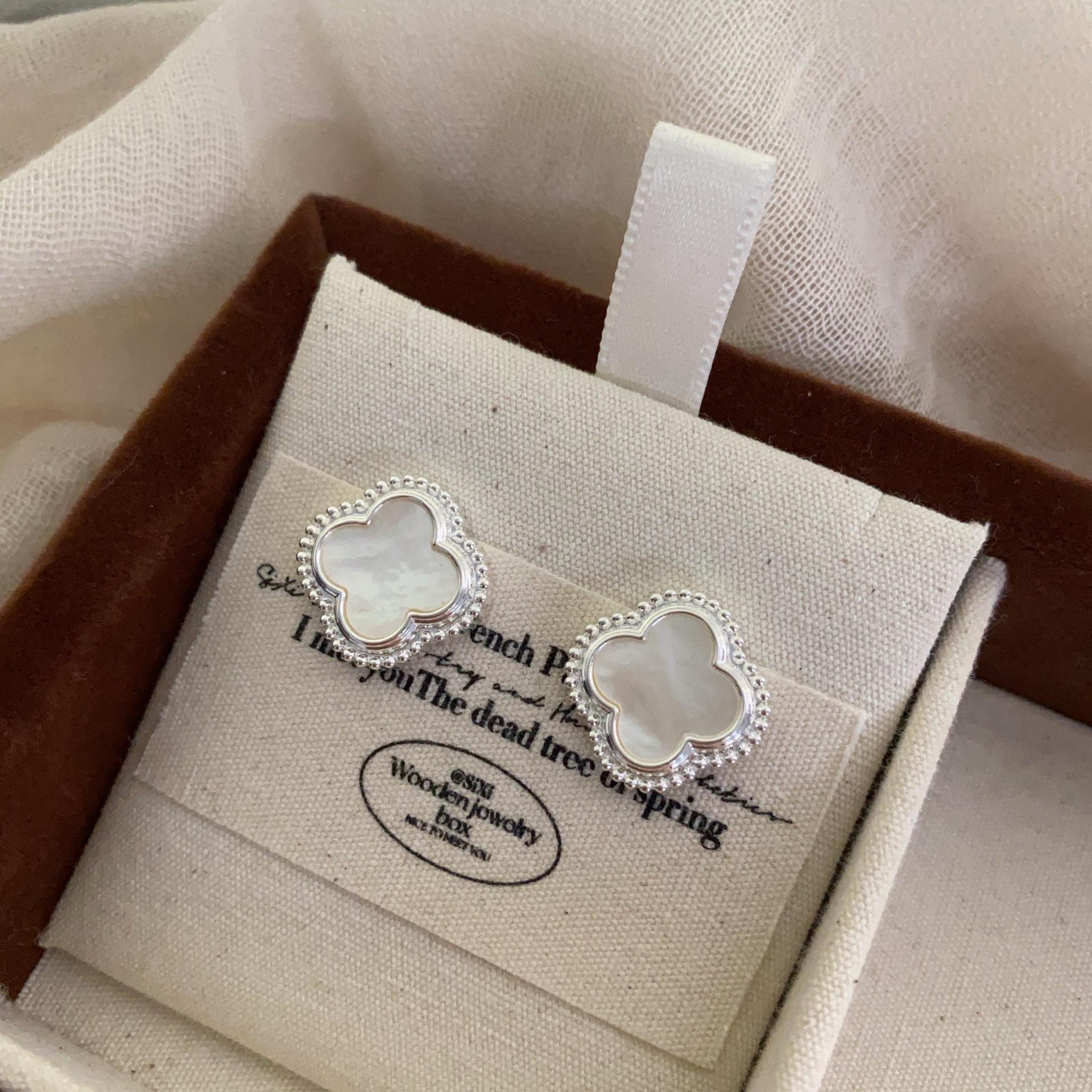 

Exquisite High-End Stud Earrings Inlaid With Zircon Stickers, Four-Leaf Jewelry, Niche Design, Versatile Commuter Earrings For Women