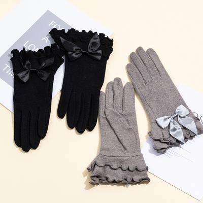 This Is A Cute and Sweet Style of Woolen and Yangni Women's Bow Gloves A Fashionable Outfit That Pairs Well with Full Finger Gloves